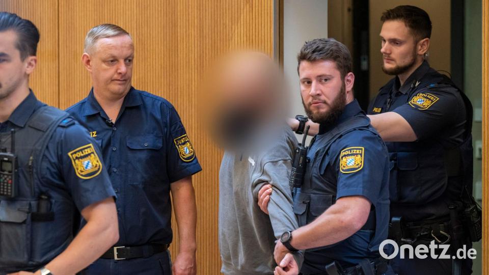 Am ersten Tag des Prozesses war der Hauptangeklagte in Hand- und Fußfesseln hereingeführt worden. (Archivfoto) Bild: Peter Kneffel/dpa