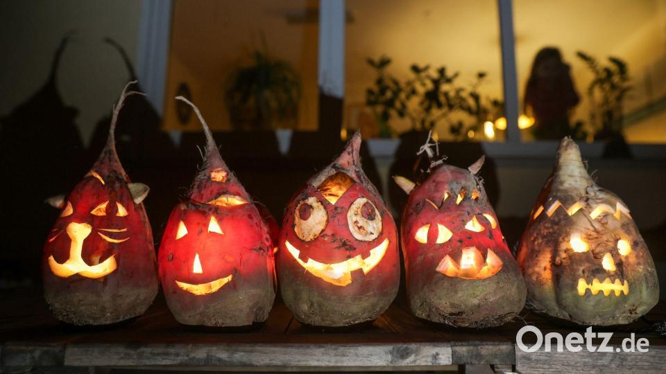 Der Brauch der Rübengeister - ausgehöhlte Rüben, denen Gesichter eingeschnitzt werden - ist schon sehr alt. (Archivbild) Bild: Thomas Warnack/dpa