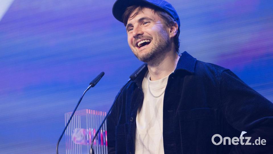 Phil Laude freut sich über den „Ehrenpreis“ bei den  VideoDays Festival Awards. Bild: Rolf Vennenbernd/dpa