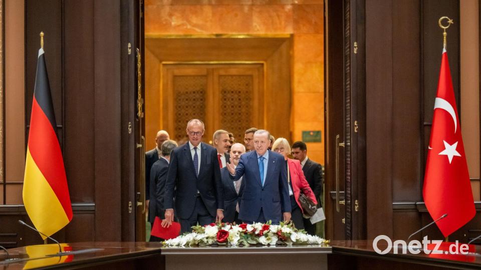Bundeskanzler Friedrich Merz kommt neben Recep Tayyip Erdoğan, Präsident der Türkei, zu einem Gespräch im Präsidentenpalast. Bild: Michael Kappeler/dpa