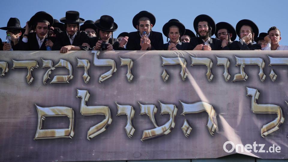 Ultraorthodoxe Juden versammeln sich zu einem Protest gegen Pläne, sie zum Dienst im israelischen Militär zu zwingen. Bild: Ohad Zwigenberg/AP/dpa