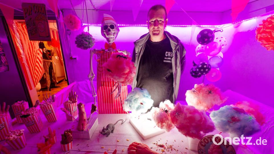 Bei Halloween-Fan Sven Wagner findet jeder das passende Leichenteil. Bild: Henning Kaiser/dpa