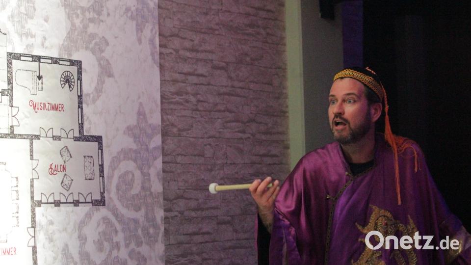 Markus Pleyer spielt Professor Chong-Fu Sai, einen Mann mit dunklen Geheimnissen . Bild: Florian Wein