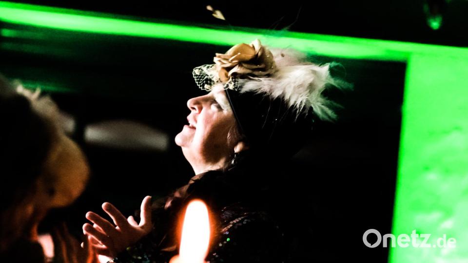 Renate Bauer tritt als „Medium“ Madame Lune auf. Bild: Freya Fehse