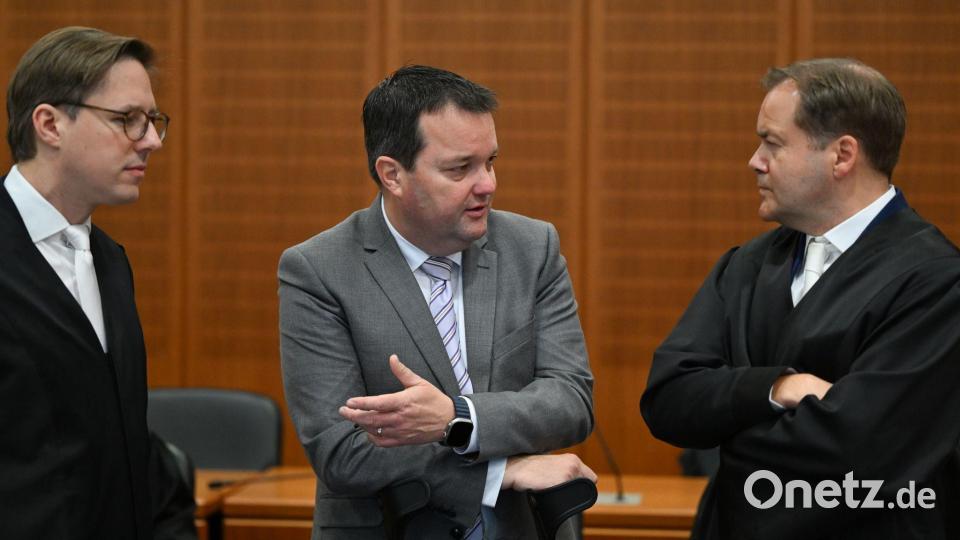 Im Prozess gegen den ehemaligen DFB-Schatzmeister Stephan Osnabrügge (M) steht für den Verband einiges auf dem Spiel. Bild: Arne Dedert/dpa