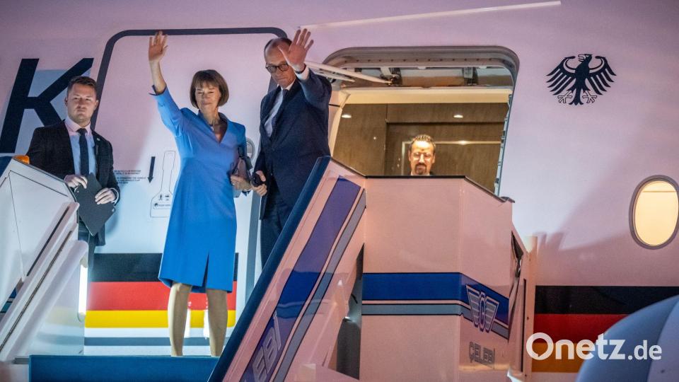 Die Mitreise von Merz' Frau Charlotte ist als seltene Geste der Freundschaft zu verstehen. Bild: Michael Kappeler/dpa