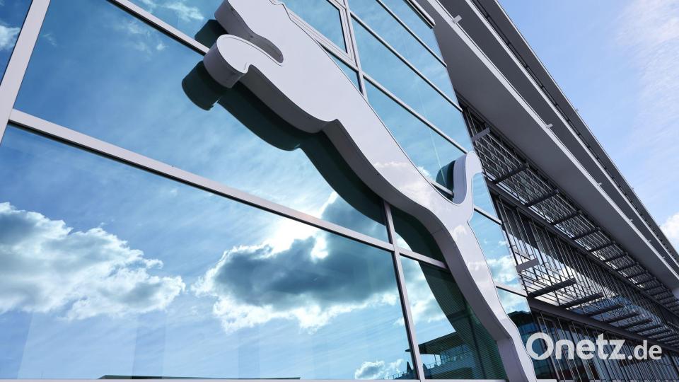 Beim Sportartikelhersteller Puma wird mit dem eisernen Besen gekehrt. Bild: Daniel Löb/dpa