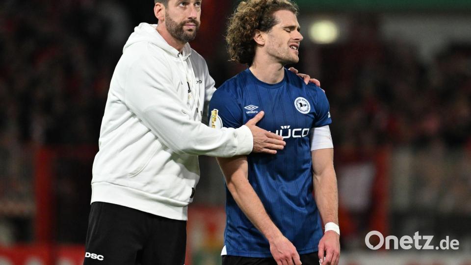 Bielefelds-Trainer Kniat tröstet seinen Spieler Corboz (r.) Bild: Soeren Stache/dpa