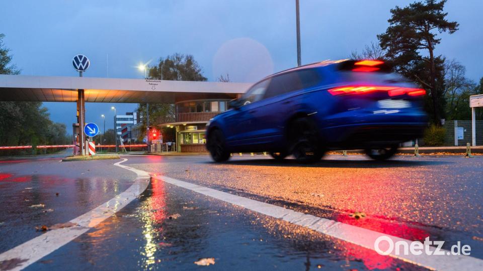 Produktionsstopps wegen fehlender Halbleiter konnte VW bisher vermeiden. Bild: Julian Stratenschulte/dpa