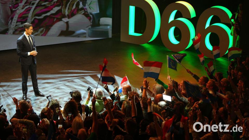 Rob Jetten, Vorsitzender der Mitte-Links-Partei D66, spricht auf der Bühne während bei einer Wahlveranstaltung während der Parlamentswahlen. Bild: Peter Dejong/AP/dpa