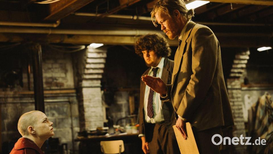 Emma Stone (l-r) als Michelle, Aidan Delbis als Don und Jesse Plemons als Teddy in einer Szene des Films. Bild: Atsushi Nishijima/Universal/dpa