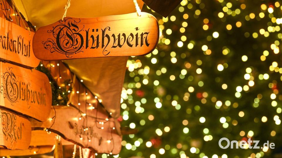 Weihnachtsmarktfans können den ersten Punsch auf einem der Märkte trinken. (Archivbild) Bild: Heiko Rebsch/dpa