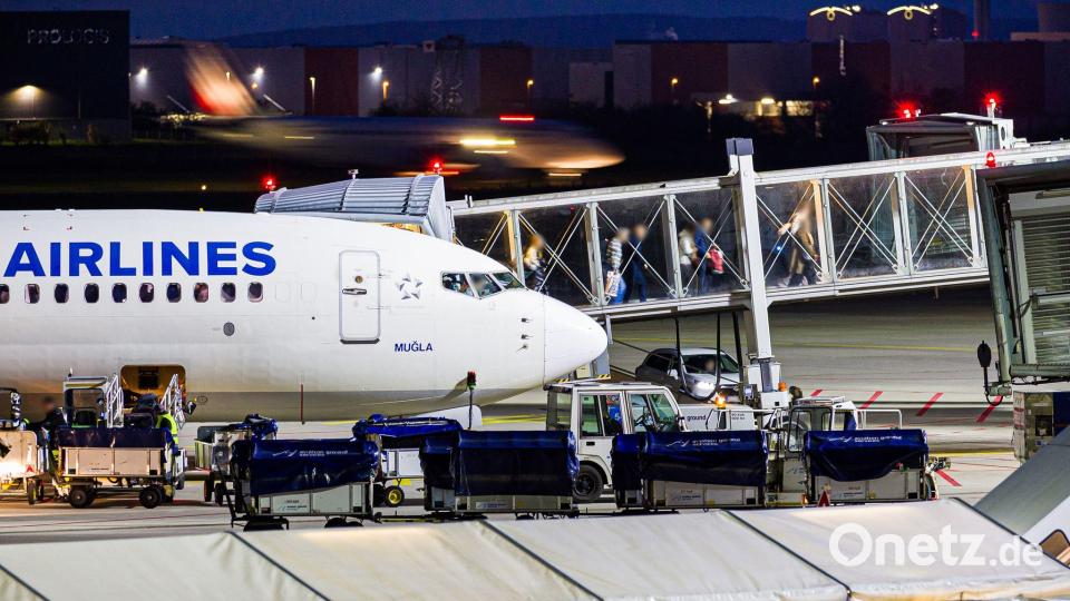 Ankunft in der niedersächsischen Landeshauptstadt: In Hannover ist ein Flieger aus Istanbul gelandet. Bild: Moritz Frankenberg/dpa