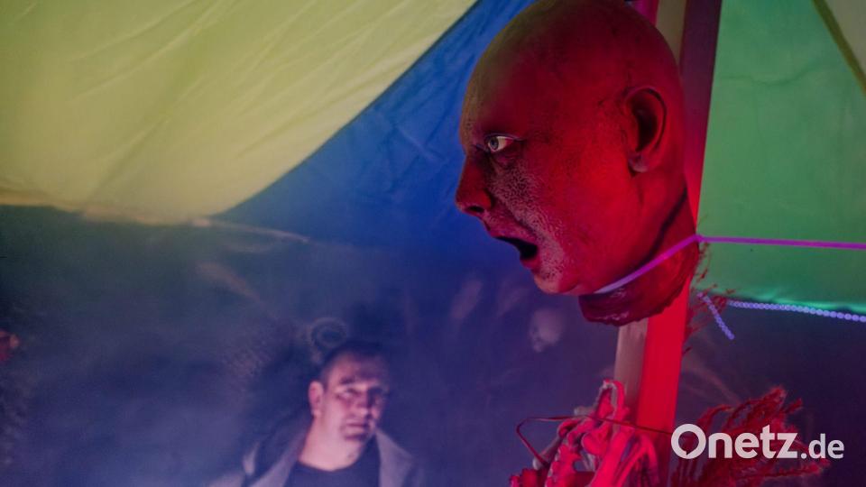 Sven Wagner baut sein Duisburger Reihenhaus jedes Jahr für einen Abend zu seiner Grusel-Atraktion um. Bild: Henning Kaiser/dpa