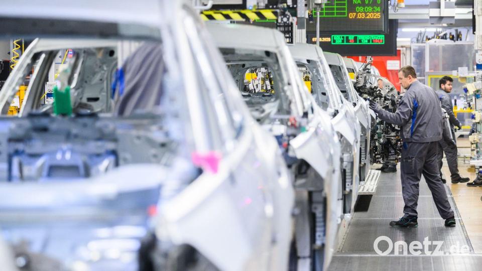 Die Produktion bei VW läuft auch nächste Woche weiter. (Archivbild) Bild: Julian Stratenschulte/dpa