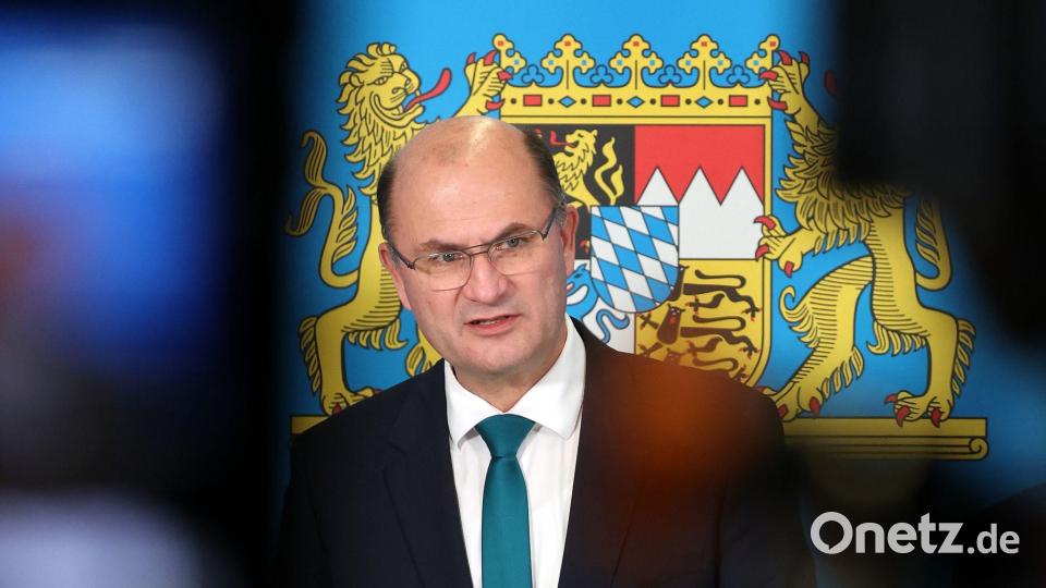 Finanzminister Albert Füracker muss als nächstes den bayerischen Doppelhaushalt für 2026 und 2027 aufstellen - ob das ohne neue Schulden gehen kann, ist noch immer offen. Bild: Karl-Josef Hildenbrand/dpa