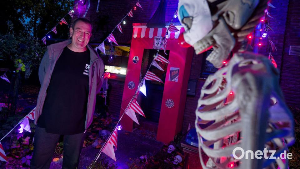 Er hat gut lachen: Dieses Jahr ist das Motto in Sven Wagners Halloween-Haus „Freak Circus“. Bild: Henning Kaiser/dpa