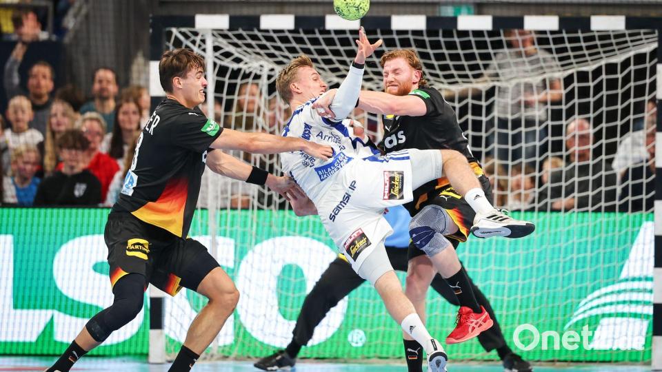 Julian Köster (l) und Tom Kiesler (r)  trugen zum erfolgreichen Auftritt gegen Island bei. Bild: Daniel Karmann/dpa