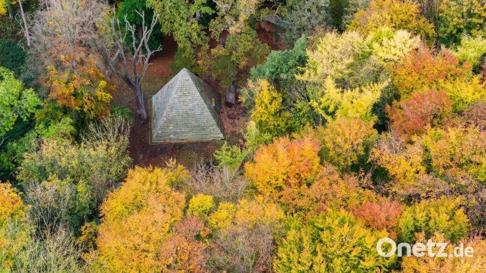 Das Mausoleum des Grafen Ernst zu Münster steht zwischen herbstlichen Bäumen am Laves-Kulturpfad im Landkreis Hildesheim. Bild: Julian Stratenschulte/dpa
