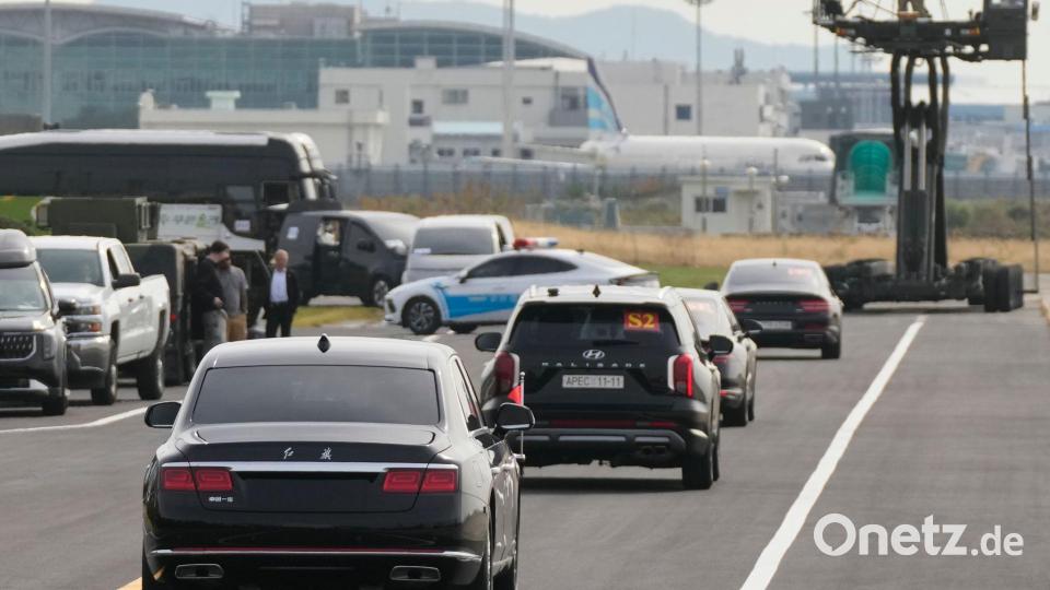 Die Autokolonne des chinesischen Präsidenten Xi Jinping verlässt nach dem Gipfeltreffen das Gelände des Flughafens Gimhae. Bild: Mark Schiefelbein/AP/dpa