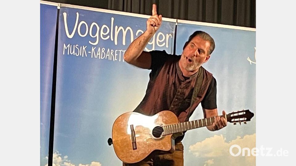Der Musik-Kabarettist Vogelmayer begeistert beim Auftritt in der Mehrzweckhalle in Leuchtenberg. Die Feuerwehr Döllnitz hat mit der Verpflichtung des Straubingers voll ins Schwarze getroffen. Bild: Hans Kellner/exb