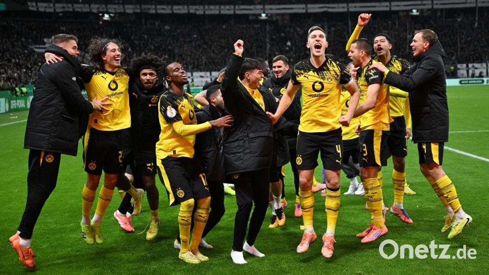 Die Dortmunder Spieler jubeln nach ihrem Pokal-Kraftakt in Frankfurt. Bild: Arne Dedert/dpa
