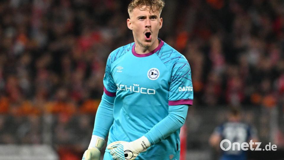 Bielefelds Torwart Kersken ärgert sich über die Niederlage in Berlin. Bild: Soeren Stache/dpa