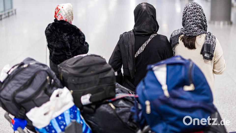 Die 14 Personen haben eine Aufnahmezusage. Bild: Moritz Frankenberg/dpa