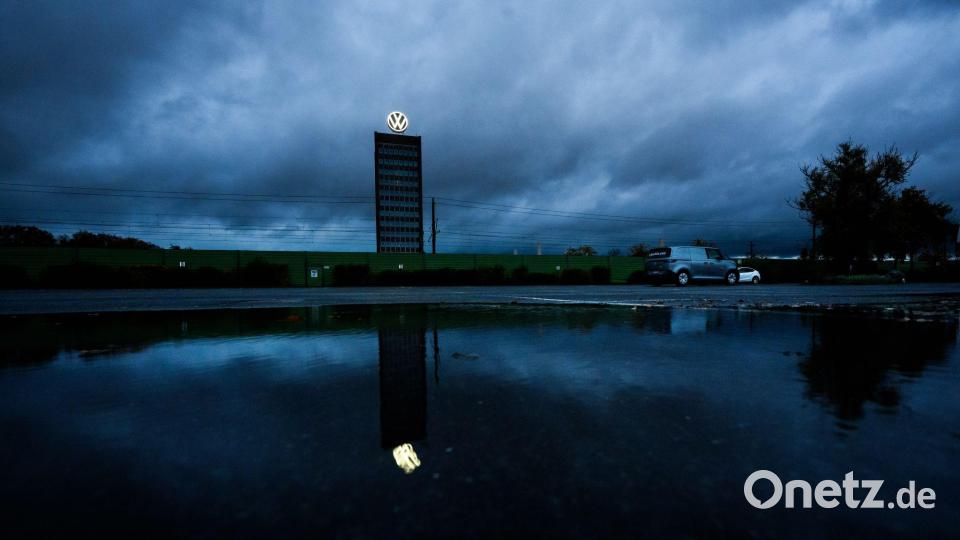 Dunkle Wolken ziehen über das Markenhochhaus von Volkswagen auf dem Gelände vom VW Stammwerk in Wolfsburg hinweg. Bild: Julian Stratenschulte/dpa
