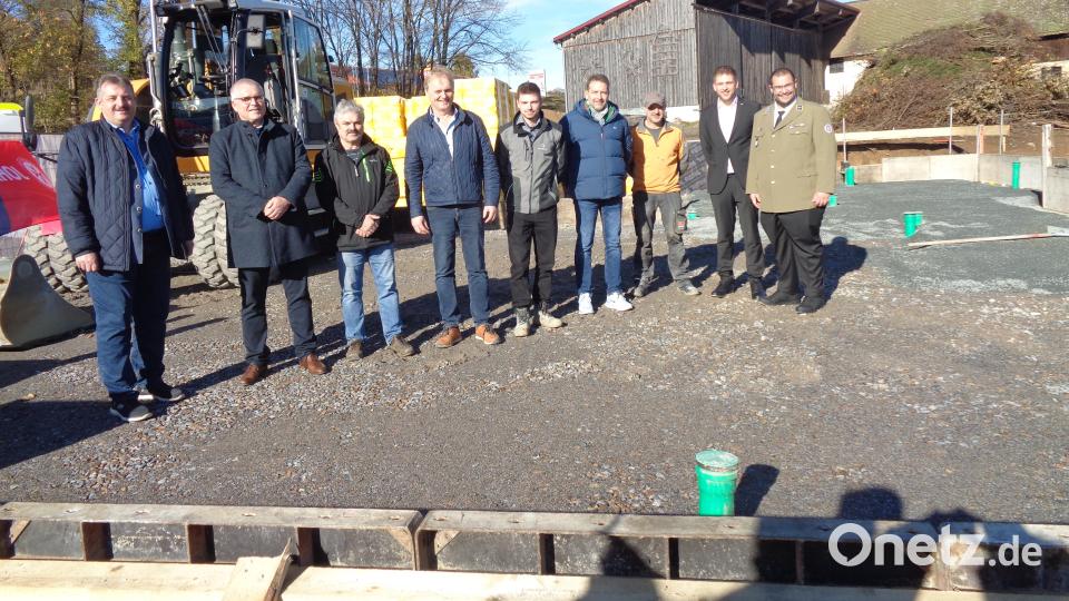 Die neue Rettungswache in Schönsee kommt. Die Gäste beim Spatenstich mit Bürgermeister Reinhard Kreuzer (von links), stellvertretendem Landrat Richard Tischler, dritten Bürgermeister Josef Fleißer, Werner Decker von der Baufirma Dankerl, Bauleiter Kilian Fischer, Architekt Benedikt Fuchs, Baustellen Polier, Wachleiter Maximilian Hein und Tobias Karl (Johanniter) freuen sich, dass der Bau endlich startet. Bild: amö