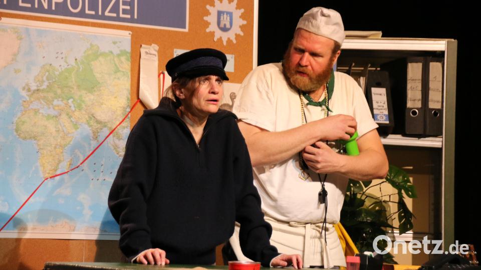 Kapitänin Panja Rittweger fasst einen Entschluss: "Wir bringen Baby Dronte zurück nach Mauritius." Smutje Gabriel Drempetic hält "Baby", verkörpert durch eine grüne Tischlampe, im Arm. Bild: sne