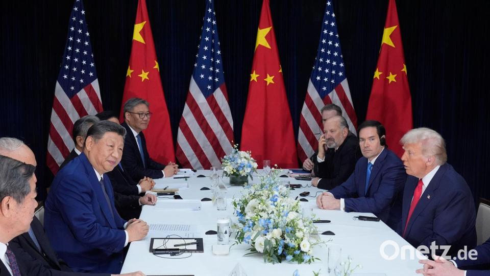 Trump und Xi sind bei ihrem Gipfel in Südkorea aufeinander zugegangen. Bild: Mark Schiefelbein/AP/dpa