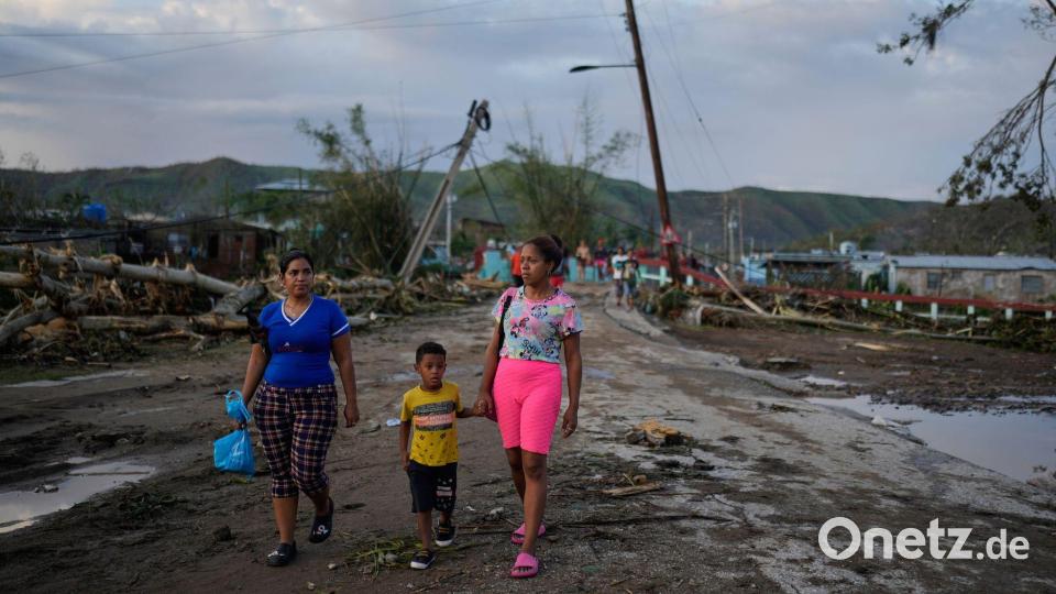 Anwohner gehen nach dem Hurrikan „Melissa“ durch ein verwüstetes Gebiet in Kuba. Bild: Ramon Espinosa/AP/dpa