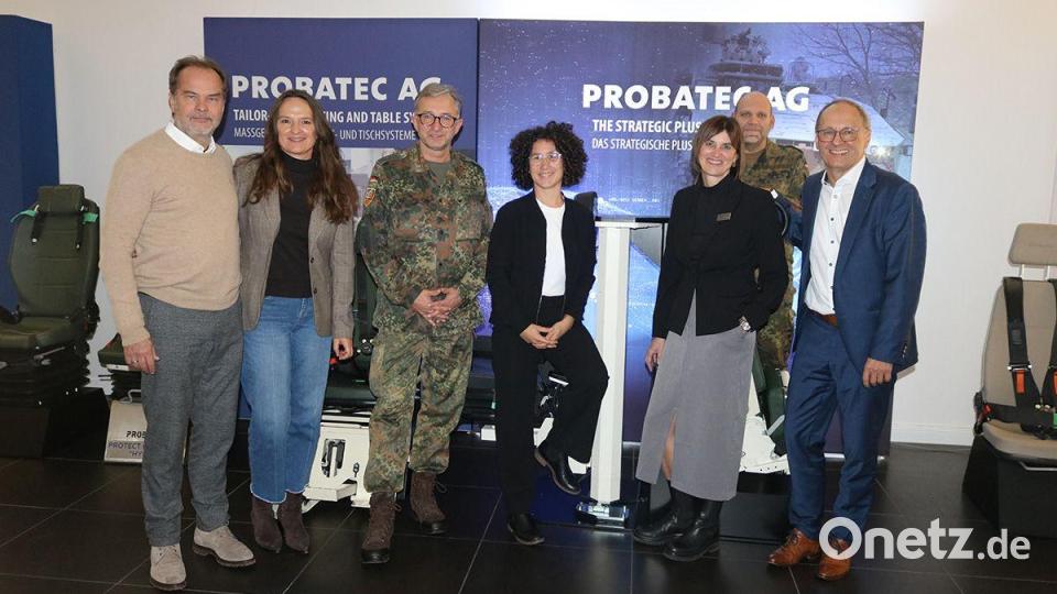 Probatec-Gründer Stephan Kopp, seine Frau Karola Kopp, Oberstleutnant Stephan Koller, Yvonne Schieder (IHK) Christina Püschel (Probatec AG), Oberstleutnant Matthias Gensch und Gremiumsvorsitzender Markus Frauendorfer. Bild: Michael Sandner