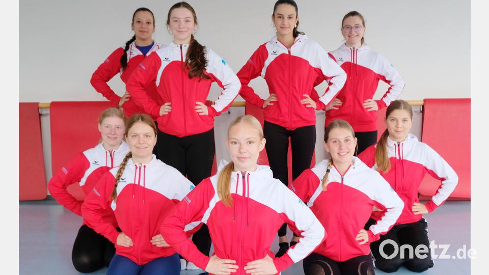 Eine intensive Vorbereitung ist Voraussetzung für die herausfordernden Auftritte der Garden. Im Spiegelsaal der Mehrzweckhalle trainiert die Prinzengarde. Bild: Robert Dotzauer