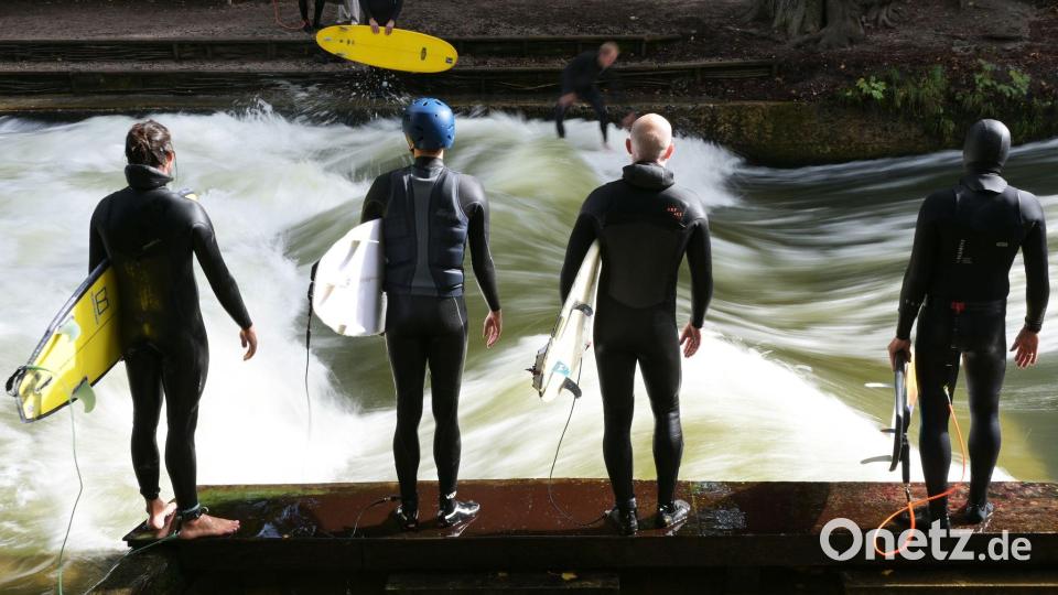 Seit Ende Juni ist das Surfen auf der Eisbachwelle wieder erlaubt, wenn auch mit Einschränkungen. (Archivbild) Bild: Malin Wunderlich/dpa