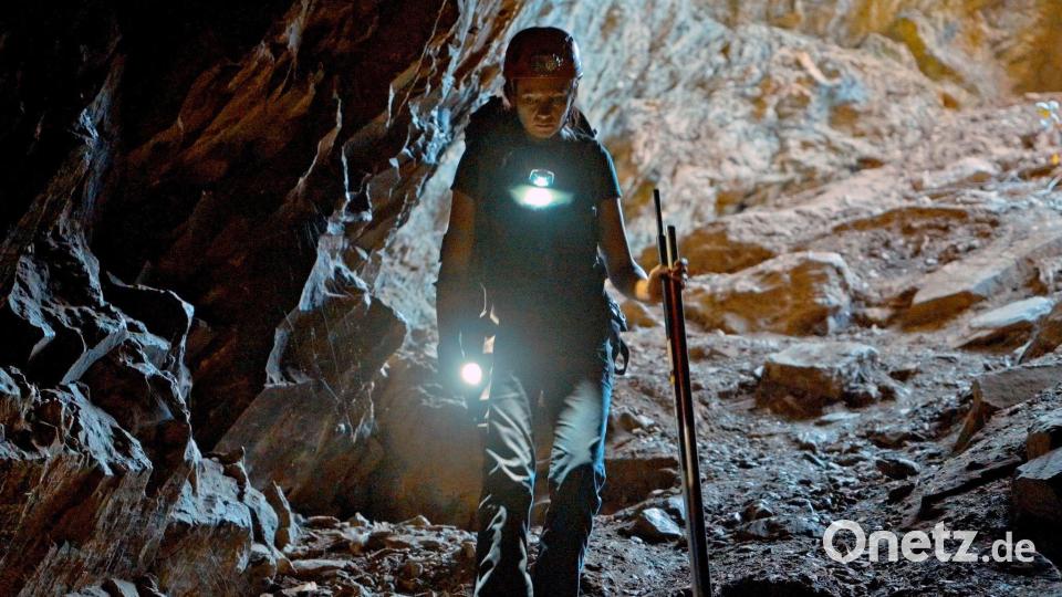 Fledermausforscherin Georgiana Marginean steigt in die geheimnisvollen Tiefen einer Höhle der Karpaten hinab. Bild: Mineworks Film/Arte/dpa