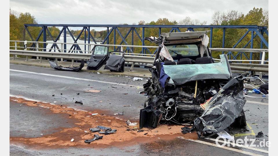 Aus dem Wrack wurden ein 53-jähriger Mann und eine 47-jährige Frau aus Hamburg geborgen. (Archivbild) Bild: Christian Brahmann/dpa