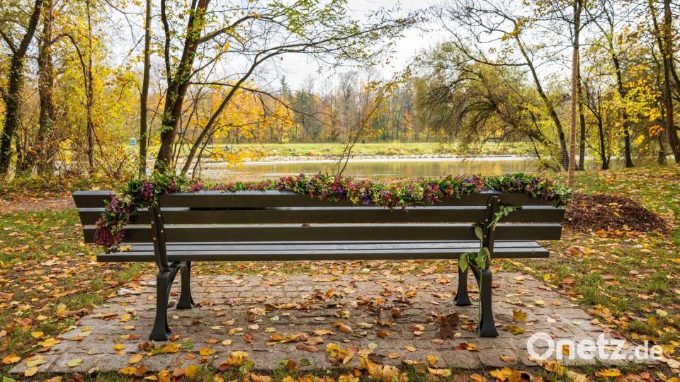 Die Bank steht am Flaucher, einem der Lieblingsorte der jungen Familie. Bild: Peter Kneffel/dpa