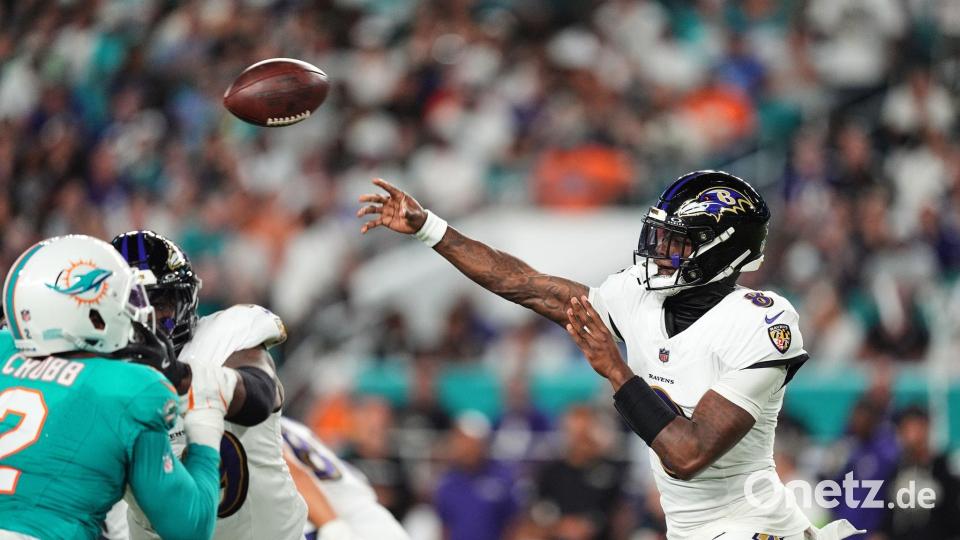 Lamar Jackson (rechts) warf bei seinem Comeback vier Touchdown-Pässe. Bild: Rebecca Blackwell/AP/dpa
