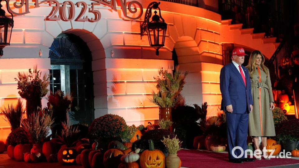 US-Präsident Donald Trump und First Lady Melania Trump posieren für ein Foto während einer Veranstaltung zu Halloween im Weißen Haus auf dem Südrasen. Bild: Alex Brandon/AP/dpa