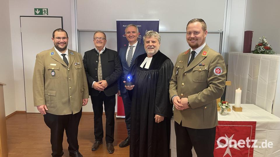 Sie feierten die Eröffnung gemeinsam (von links): Tobias Karl (Mitglied des Johanniter Regionalvorstand Ostbayern), Martin Preuß (2. Oberbürgermeister der Stadt Amberg), Harald Schwartz (Landtagsabgeordneter im Bayrischen Landtag), Stefan Drechsler (Standortpfarrer des Johanniterstandortes Schwandorf), Julian Müller (Landesvorstand der Johanniter Bayern). Bild: Lukas Büchold