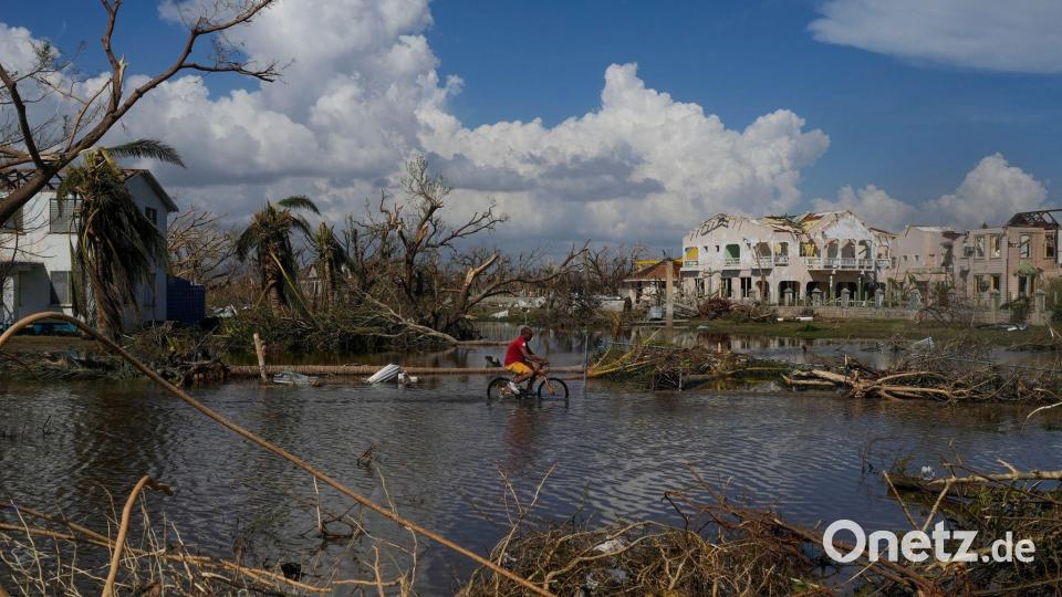 Rund 25.000 Touristen hielten sich nach Regierungsangaben zum Zeitpunkt des Durchzugs von Hurrikan „Melissa“ auf Jamaika auf. Bild: Matias Delacroix/AP/dpa