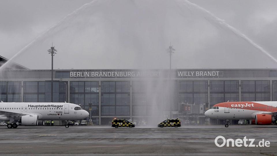 Am 31. Oktober 2020 landeten die ersten Flugzeuge am Hauptstadtflughafen BER. (Archivbild) Bild: Michael Kappeler/dpa