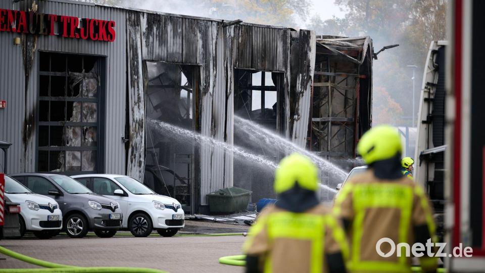 Auch wurden mehrere Fahrzeuge auf dem Gelände beschädigt. Bild: Bernd Thissen/dpa