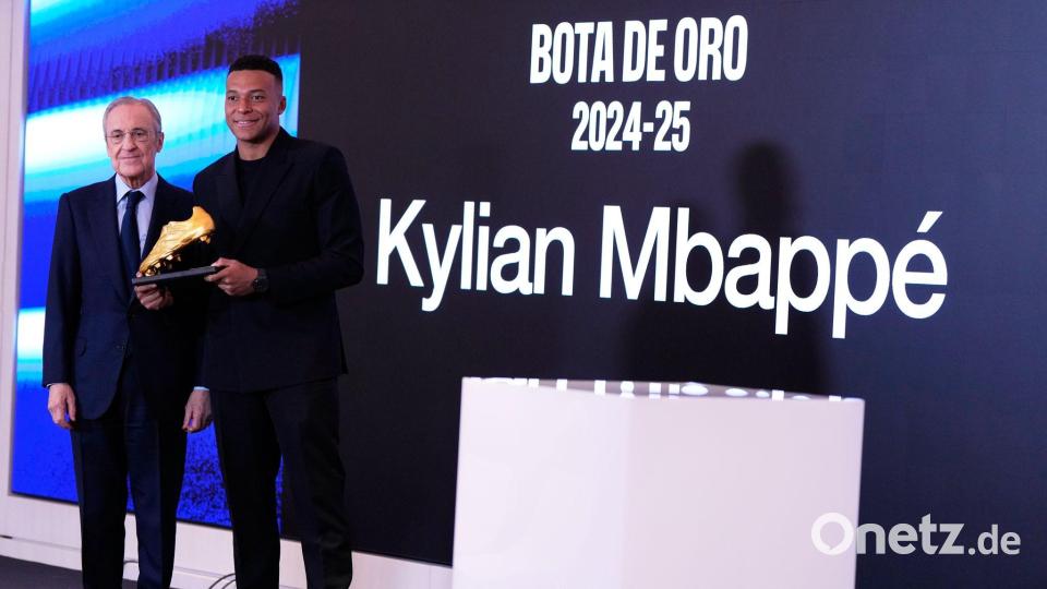 Real Madrids Präsident Florentino Pérez (l) hält große Stücke auf seinen Top-Torjäger Bild: Manu Fernandez/AP/dpa