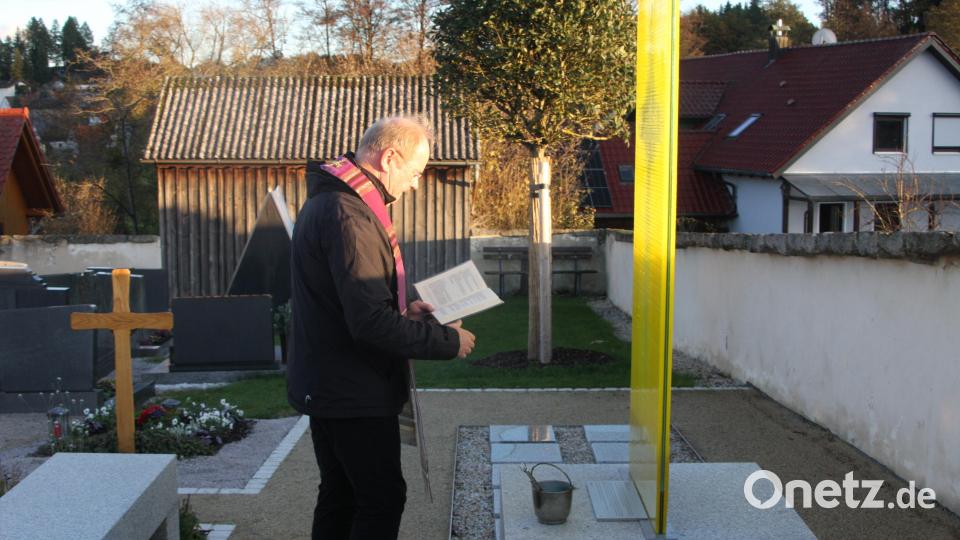 Gesegnet und ihrer Bestimmung übergeben wurde das Ensemble am Donnerstag von Pfarrer Markus Nees. Bild: wro