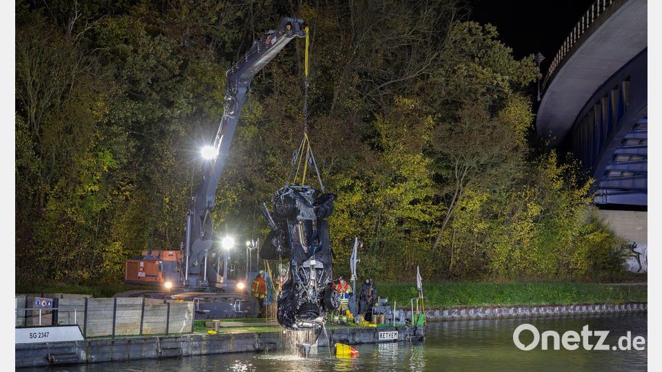 In diesem aus dem Mittellandkanal geborgenen Autowrack fanden Ermittler Einbruchswerkszeug. (Archivbild) Bild: Stefan Sobotta/dpa
