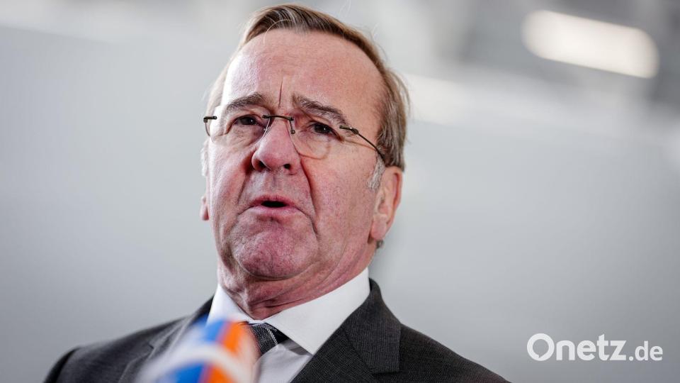 Aus Sicht von Übersetzer Klaus Jöken hat der Pistorius aus dem „Asterix“-Band eine verblüffende Nähe zum deutschen Verteidigungsminister. (Archivbild) Bild: Kay Nietfeld/dpa