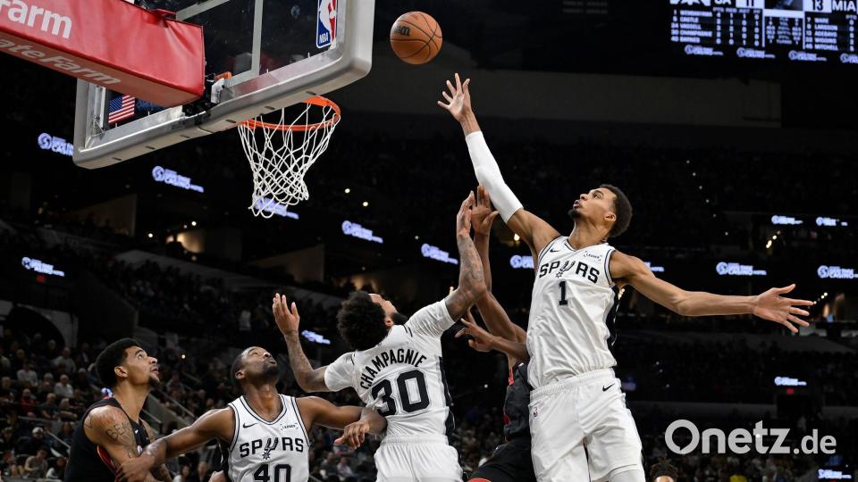 Wembanyama (rechts) und die Spurs sind noch ungeschlagen. Bild: Darren Abate/AP/dpa